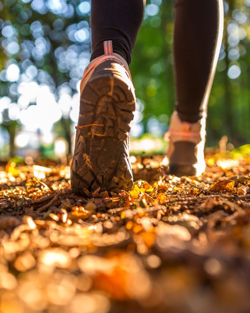 Ruch jako lekarstwo, znaczenie treningu w rehabilitacji bólu kręgosłupa 2 Buty jesienny spacer Ruch jako lekarstwo, znaczenie treningu w rehabilitacji bólu kręgosłupa