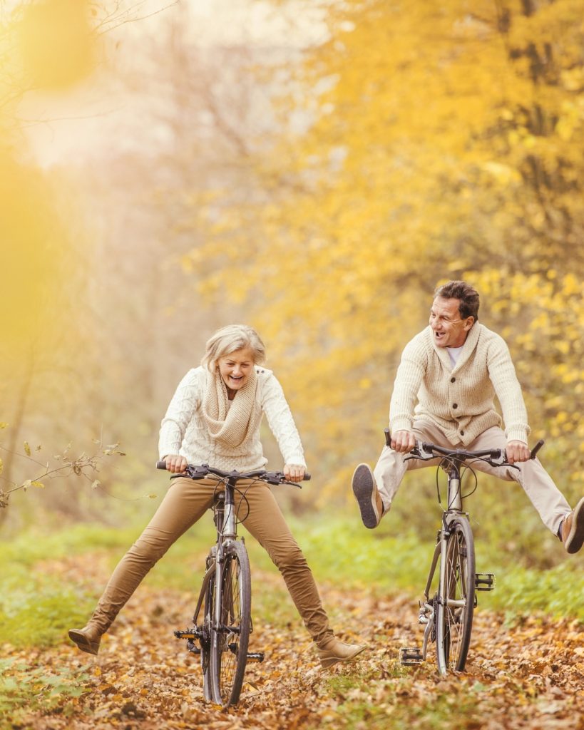Ruch jako lekarstwo, znaczenie treningu w rehabilitacji bólu kręgosłupa 1 Senior jedzie na rowerze Ruch jako lekarstwo, znaczenie treningu w rehabilitacji bólu kręgosłupa